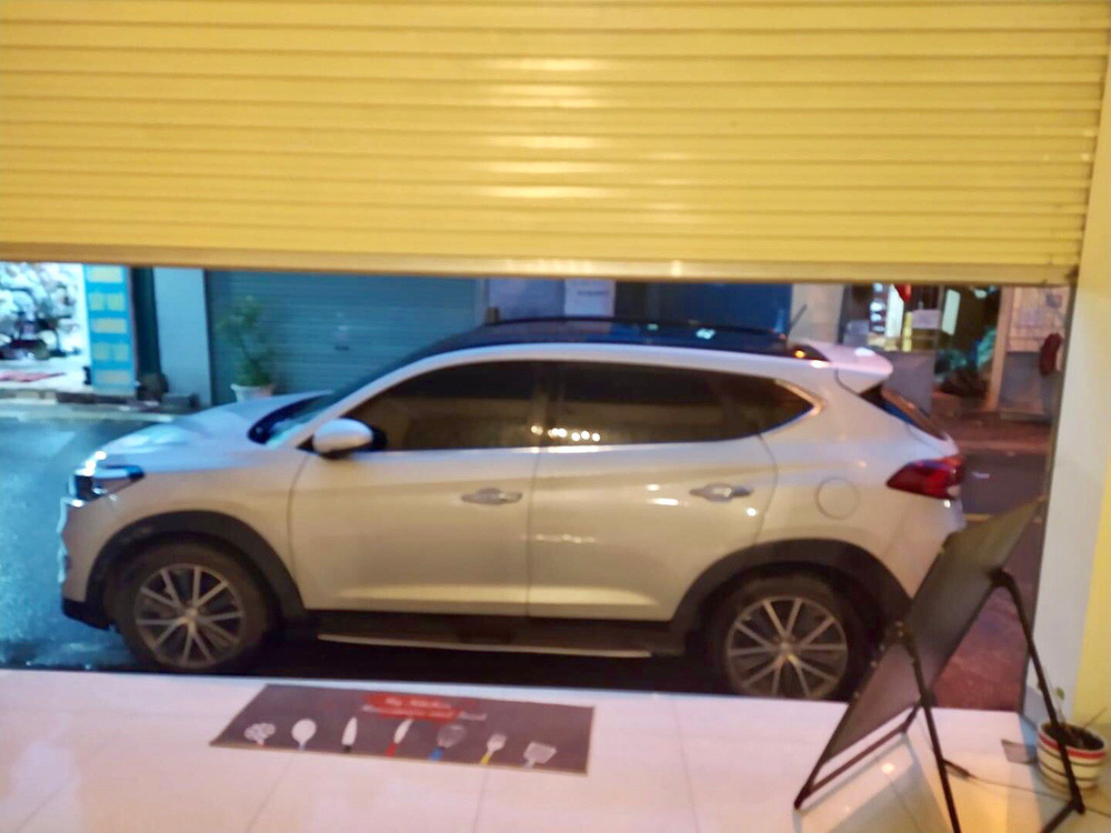 Anh Thanh Tùng không quên kẹp 20.000 đồng vào kính xe, "tặng" chủ nhân chiếc xe xịn để trả tiền đỗ xe vào bãi.