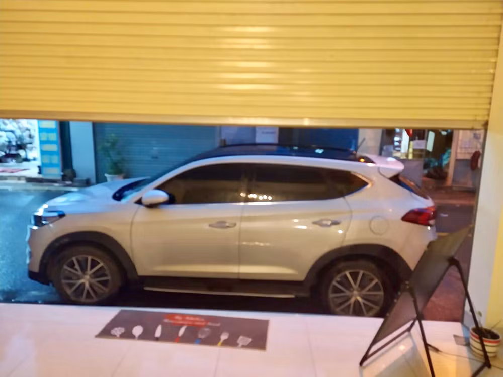 Anh Thanh Tùng không quên kẹp 20.000 đồng vào kính xe, "tặng" chủ nhân chiếc xe xịn để trả tiền đỗ xe vào bãi.