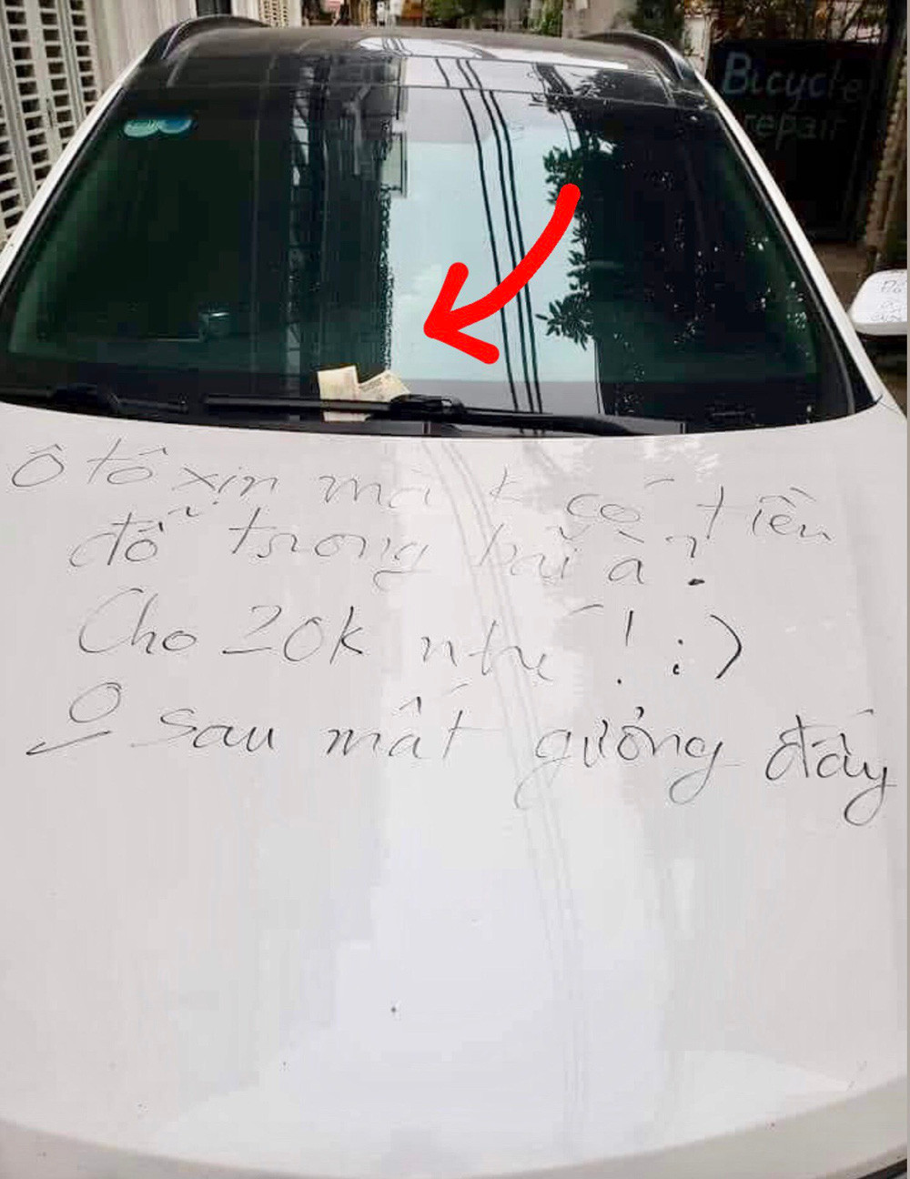 Điều đáng nói là, không chỉ đỗ xe thiếu ý thức, chắn hết lối đi nhà người khác, chủ xe còn ngang nhiên bỏ đi mà không để lại số điện thoại hay bất kỳ thông tin cá nhân nào nếu cần liên lạc.