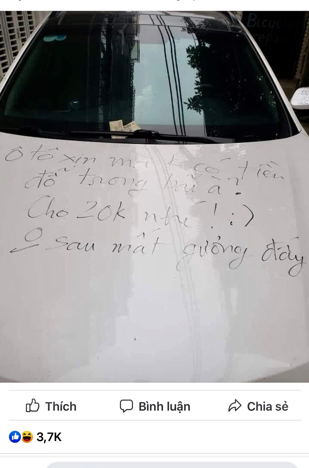 Chuyện đậu đỗ xe chắn cửa nhà người khác gây phiền hà tới mọi người từ lâu đã là chủ đề gây nhiều tranh cãi. Ngày hôm nay, mạng xã hội xuất hiện hình ảnh của một xế xịn đậu "chình ình" trước cửa nhà dân.