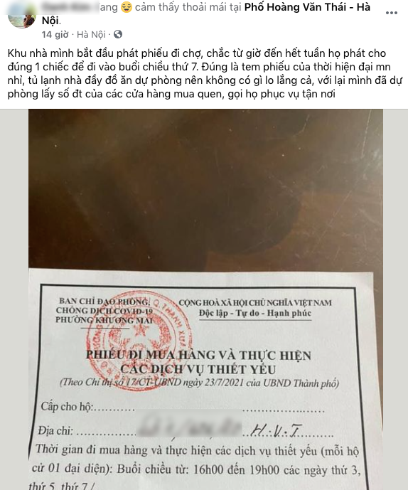 Hiện tại, tất cả các hệ thống siêu thị, các chợ truyền thống tại Hà Nội đều siết chặt quy định phòng dịch, như duy trì chốt ngoài cổng kiểm soát, đo thân nhiệt với khách vào chợ, tạm ngưng hoạt động với các mặt hàng, ngành hàng không thiết yếu... nhằm giảm bớt số lượng người dân vào chợ.