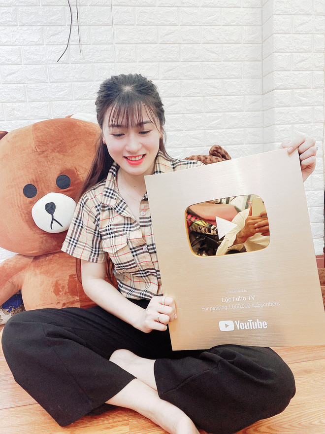 Hiện tại, cùng với sự nổi tiếng của chồng, lượng người theo dõi Kim Thuỷ cũng tăng đáng kể, lên tới con số gần 102.000 follow.