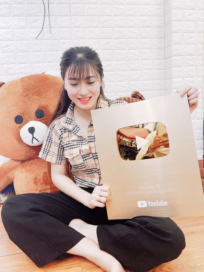 Hiện tại, cùng với sự nổi tiếng của chồng, lượng người theo dõi Kim Thuỷ cũng tăng đáng kể, lên tới con số gần 102.000 follow.