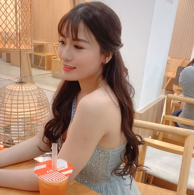 Sở hữu nhan sắc xinh đẹp là lý do khiến cho những bức ảnh của bà xã Lộc Fuho thường nhận về không ít lời khen từ netizen, thậm chí có người còn táo bạo đùa rằng muốn tán cả "vợ thầy".