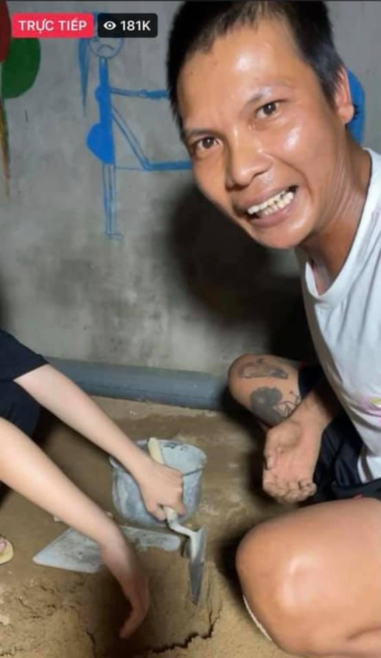 Trong các video của mình, YouTuber Lộc Fuho hướng dẫn đóng gạch, xây nhà cho những ai cần và tự xưng là "thầy" với netizen.