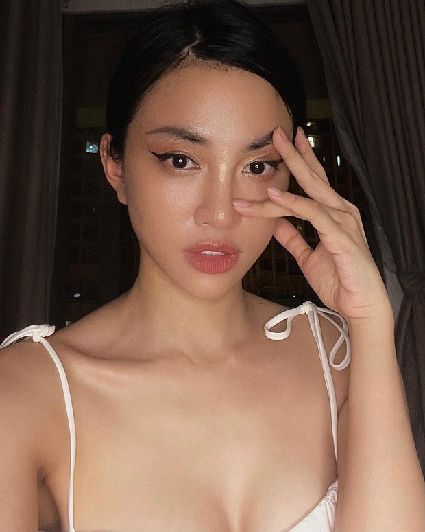 Không biết lựa style kẻ mắt sắc thế này rồi Yumi Thiên Nga sẽ nấu ăn hay đi đổ rác.