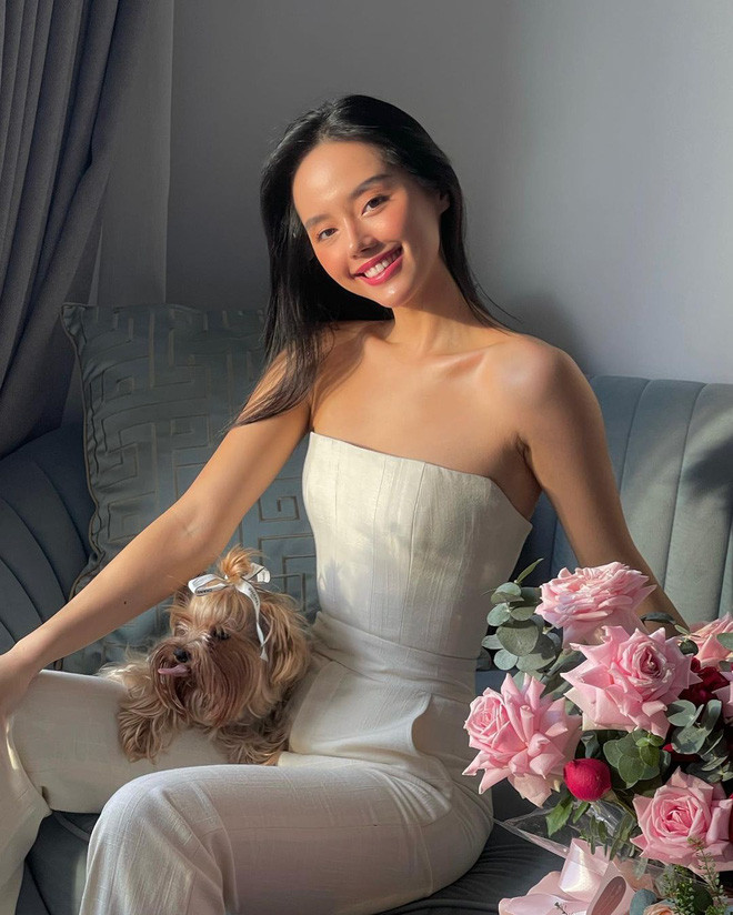 Dù giãn cách xã hội ở nhà nhưng nhân dịp sinh nhật, Cô em Trendy Khánh Linh lựa style makeup nhẹ nhàng nhưng vẫn trẻ trung, rạng rỡ.