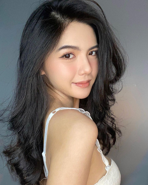 Nguyễn Hồng Khanh cũng góp vui bằng đôi mắt hút hồn khi makeup