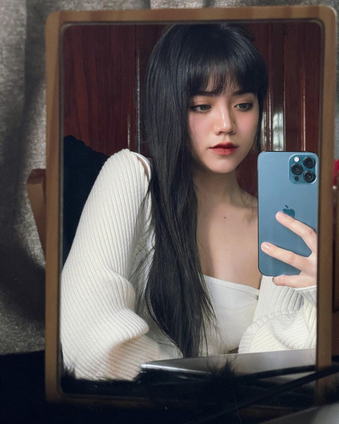 Bảo Hân - gái đẹp Instagram kiêm bồ cũ của Khói duy trì lối trang điểm cầu kì.