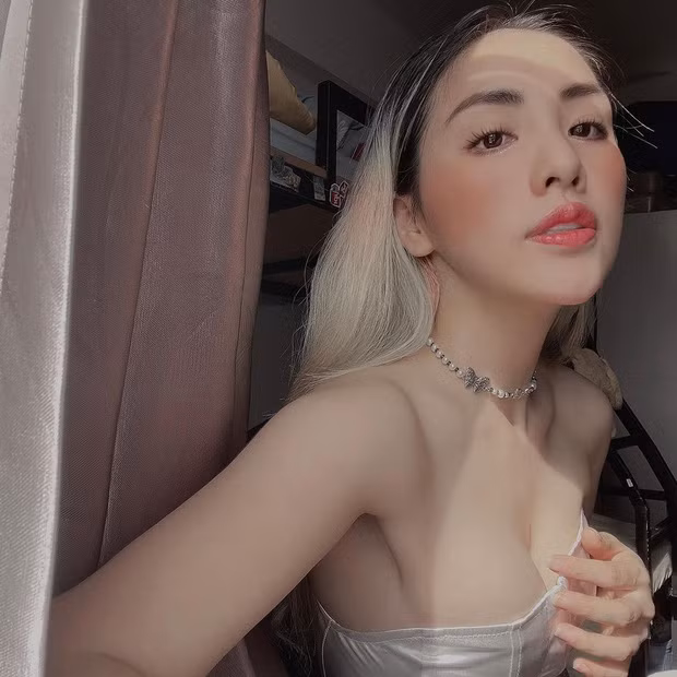 Không chỉ khoe mặt xinh, Du Uyên còn khiến dân tình khó lòng rời mắt khỏi vòng 1 đầy đặn.