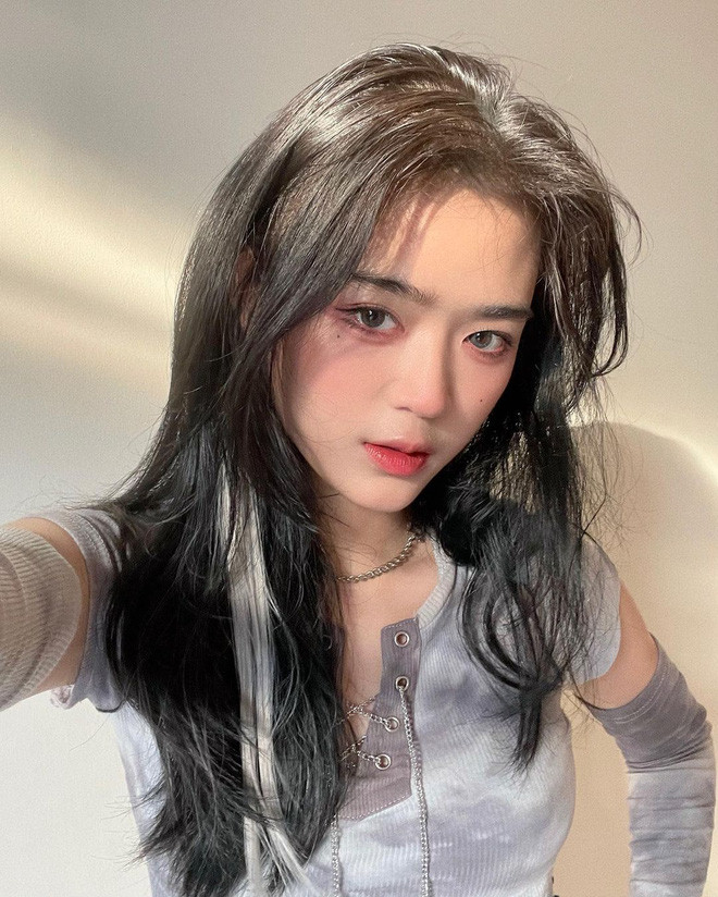 Làm 7749 bước từ đánh nền, tô son, đeo lens, kẻ mắt,... Mai Hà Hoàng Yến cũng chỉ ở nhà.