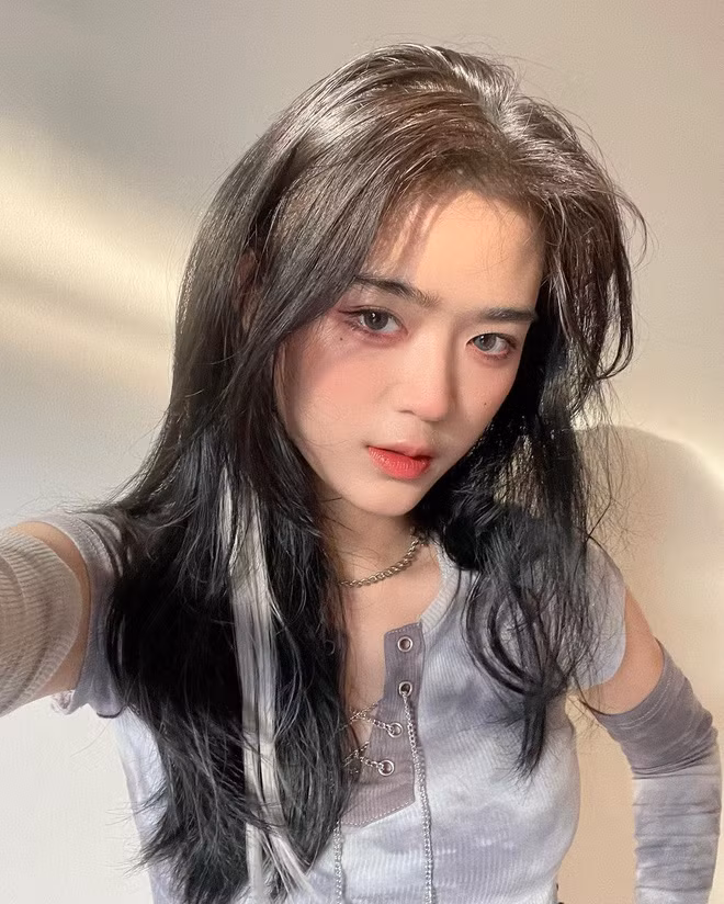 Làm 7749 bước từ đánh nền, tô son, đeo lens, kẻ mắt,... Mai Hà Hoàng Yến cũng chỉ ở nhà.