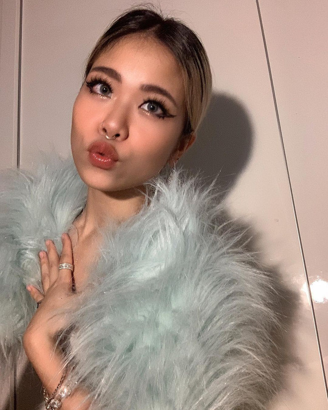 Ở nhà thôi nhưng nhiều người tưởng tlinh sắp lên thảm đỏ hoặc đi đu đưa đó