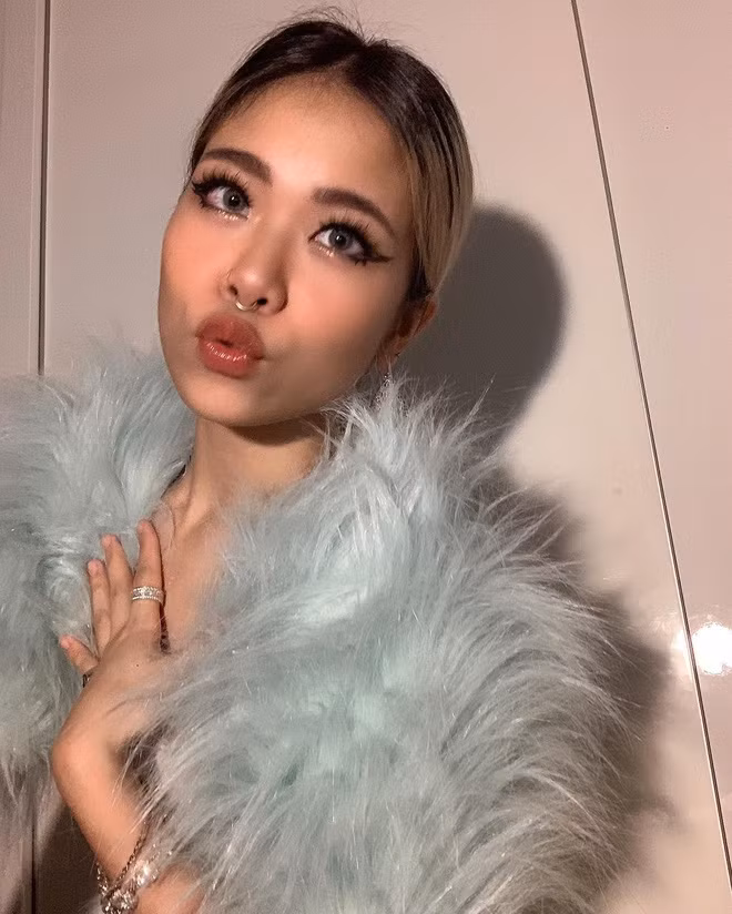 Ở nhà thôi nhưng nhiều người tưởng tlinh sắp lên thảm đỏ hoặc đi đu đưa đó