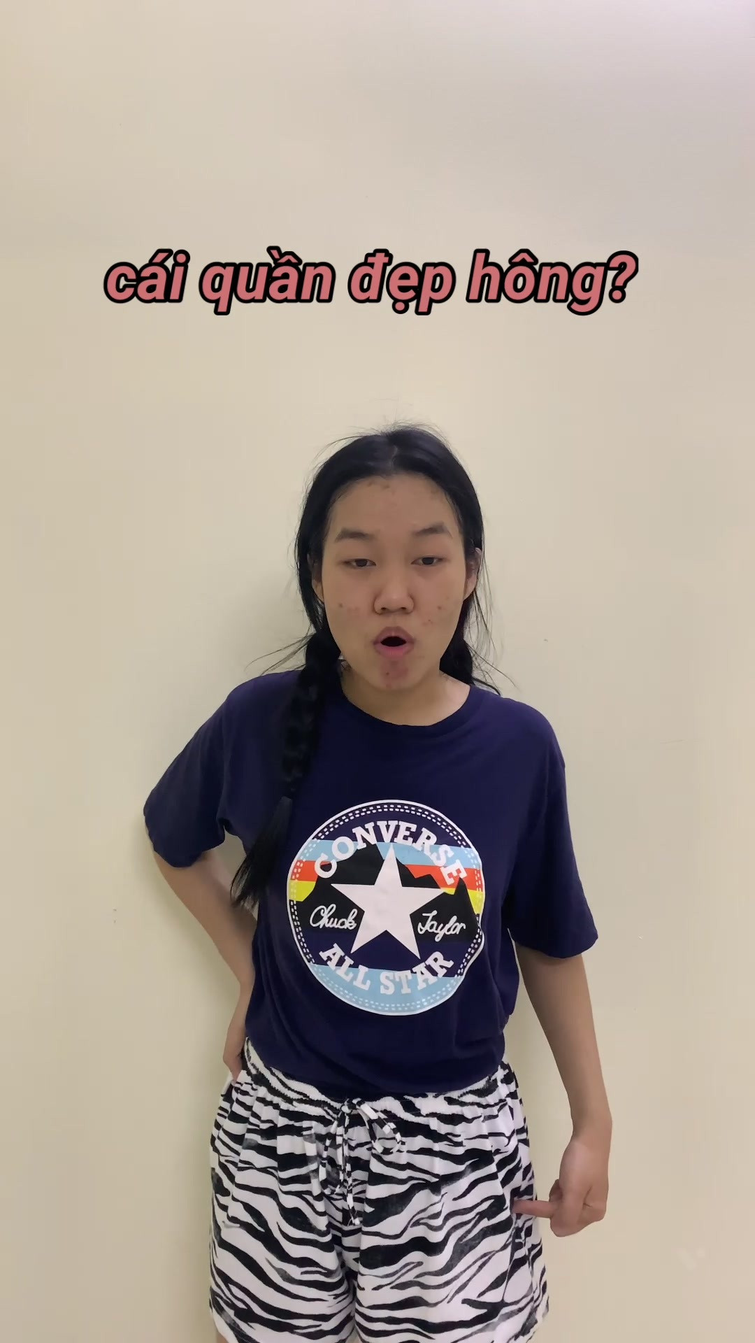 Trước đó, Lê Thuỵ cũng từng khiến cộng đồng mạng được phen "ngã ngửa" khi vô tư show clip triệt lông nách của mình mà không hề cảm thấy ái ngại.