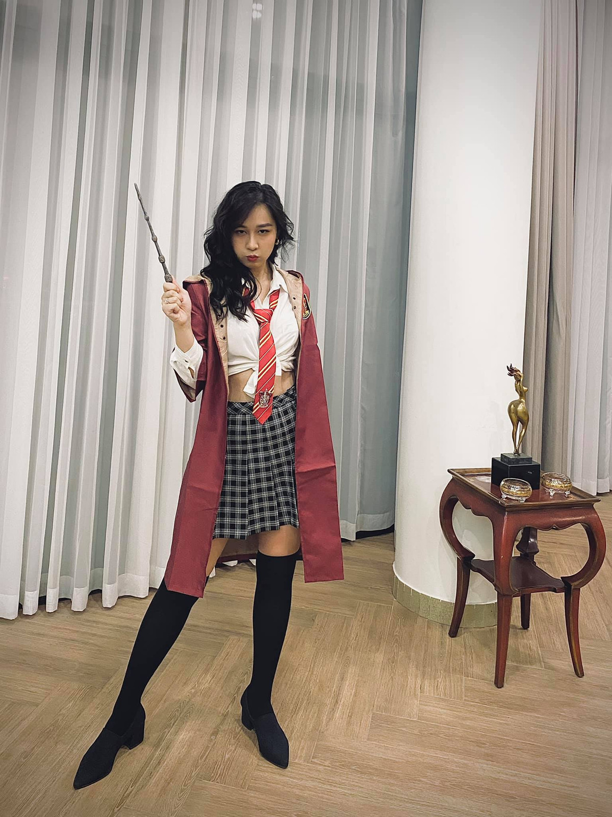 Tuy nhiên cũng có người cho rằng Hà My có phần tự tin quá đà và thắc mắc về chuyện dùng chêm tiếng Anh khi chia sẻ.