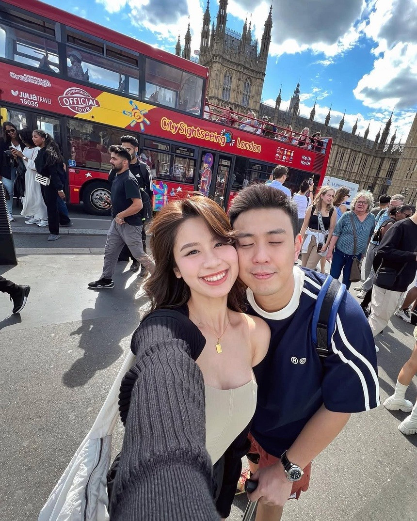 Về phía nhà trai, bố Huyme là họa sĩ Phạm An Hải, một trong những họa sĩ đương đại hàng đầu Việt Nam, nổi tiếng với dòng tranh trừu tượng.