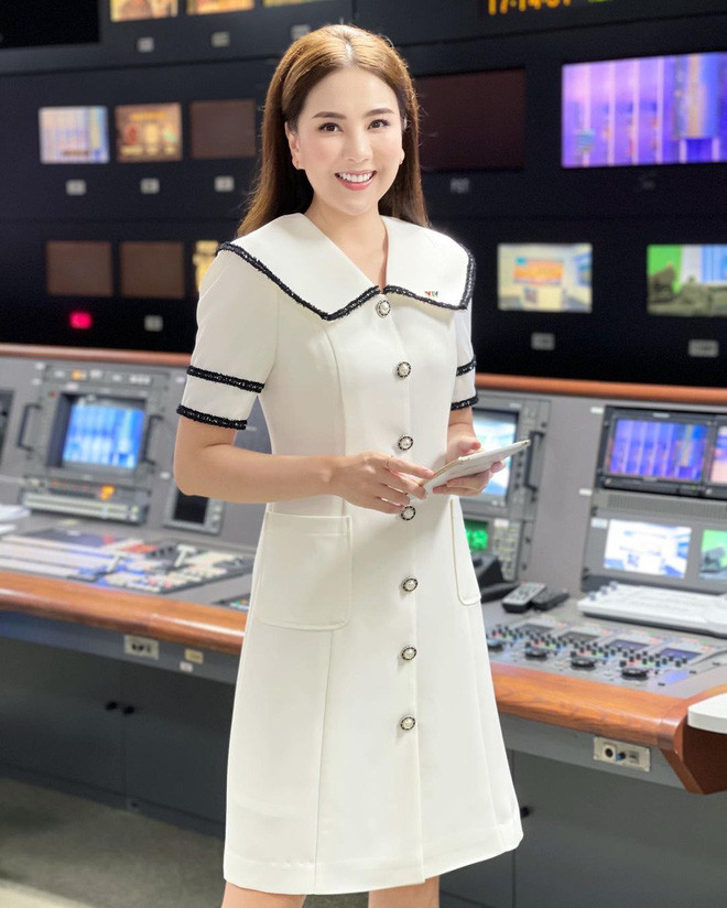 Nếu như hồi 15 tuổi, Mai Ngọc sở hữu làn da nâu hơn và lối trang điểm hợp thời điểm đó thì bây giờ nữ MC lại có phần trắng trẻo và chững chạc hơn.