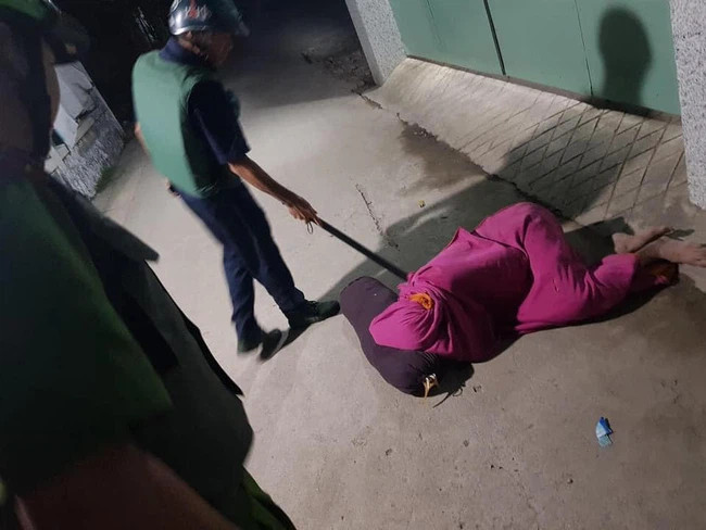 Cãi nhau với vợ, anh chồng chỉ biết cuốn chăn ngủ ngoài cửa.