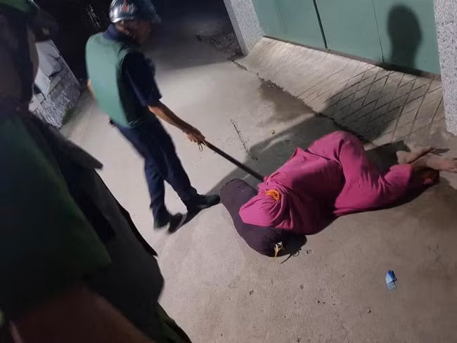 Cãi nhau với vợ, anh chồng chỉ biết cuốn chăn ngủ ngoài cửa.