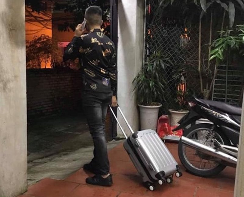 Khoảnh khắc chị vợ đuổi chồng ra khỏi nhà trong đêm Hà Nội lạnh căm căm. Anh chồng chẳng còn cách nào khác là kéo va li ra khỏi nhà.