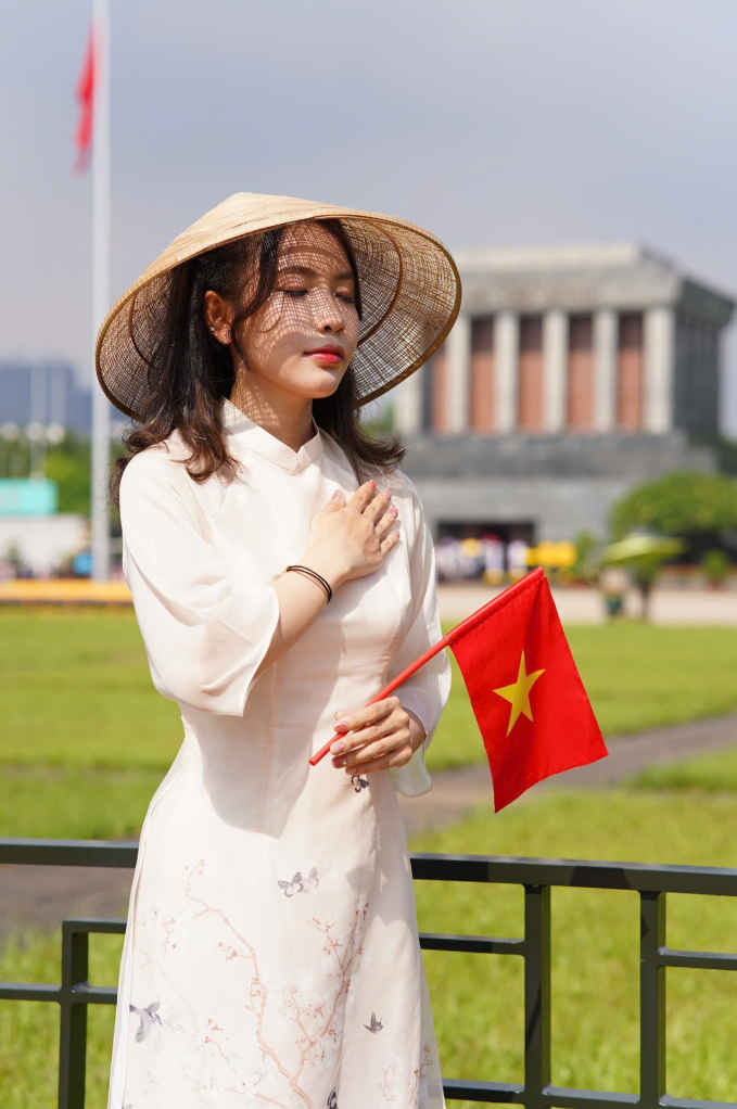 Nữ xạ thủ Lê Thị Mộng Tuyền không chỉ khiến người hâm mộ tự hào mỗi lần thi đấu đem về vinh quang cho Tổ quốc mà còn khiến người ta rưng rưng bằng hành động yêu nước dịp Quốc khánh 2/9