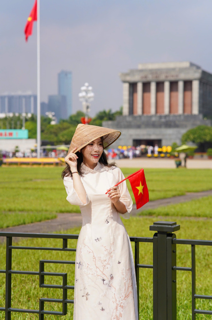 Dù bận rộn với lịch tập luyện và thi đấu nhưng Mộng Tuyền vẫn tranh thủ thời gian đi chụp một bộ ảnh kỷ niệm ở Lăng Bác Hồ