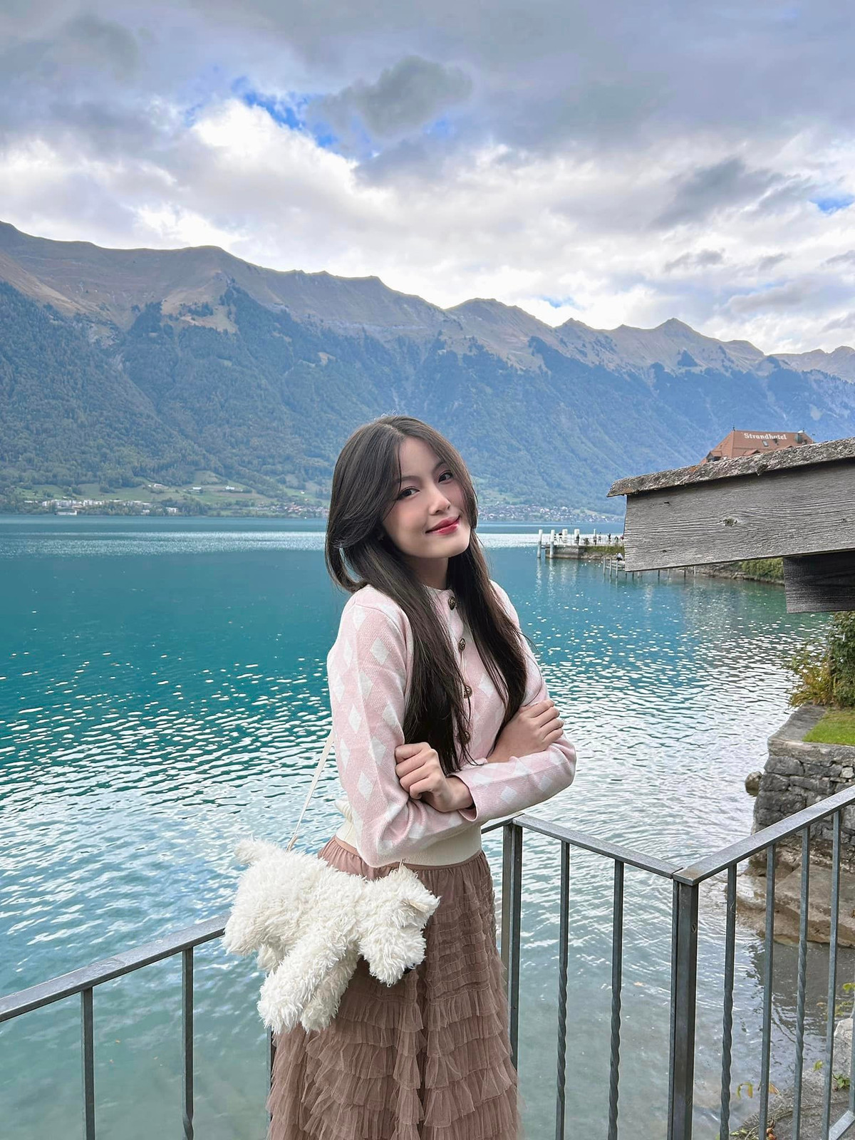 Bỏ qua những tin đồn về chuyện tình cảm trên mạng xã hội, hot girl Tăng Mỹ Hàn ghi điểm với khán giả nhờ sở hữu nhan sắc xinh đẹp, thân hình mảnh mai và gu thời trang ấn tượng.