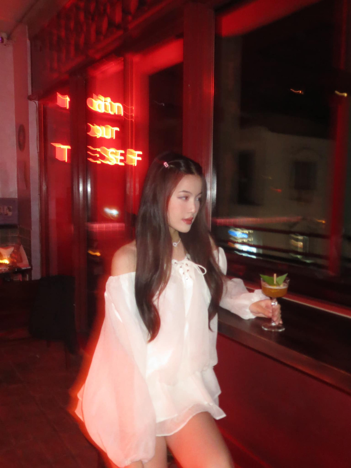 Tăng Mỹ Hàn (biệt danh Kim, SN 2003, TPHCM) là hot girl thu hút hơn 228.000 lượt theo dõi trên mạng xã hội. Với vẻ ngoài xinh đẹp, ngọt ngào, nữ sinh nhanh chóng "lọt vào mắt xanh" của một số nhãn hàng mỹ phẩm.