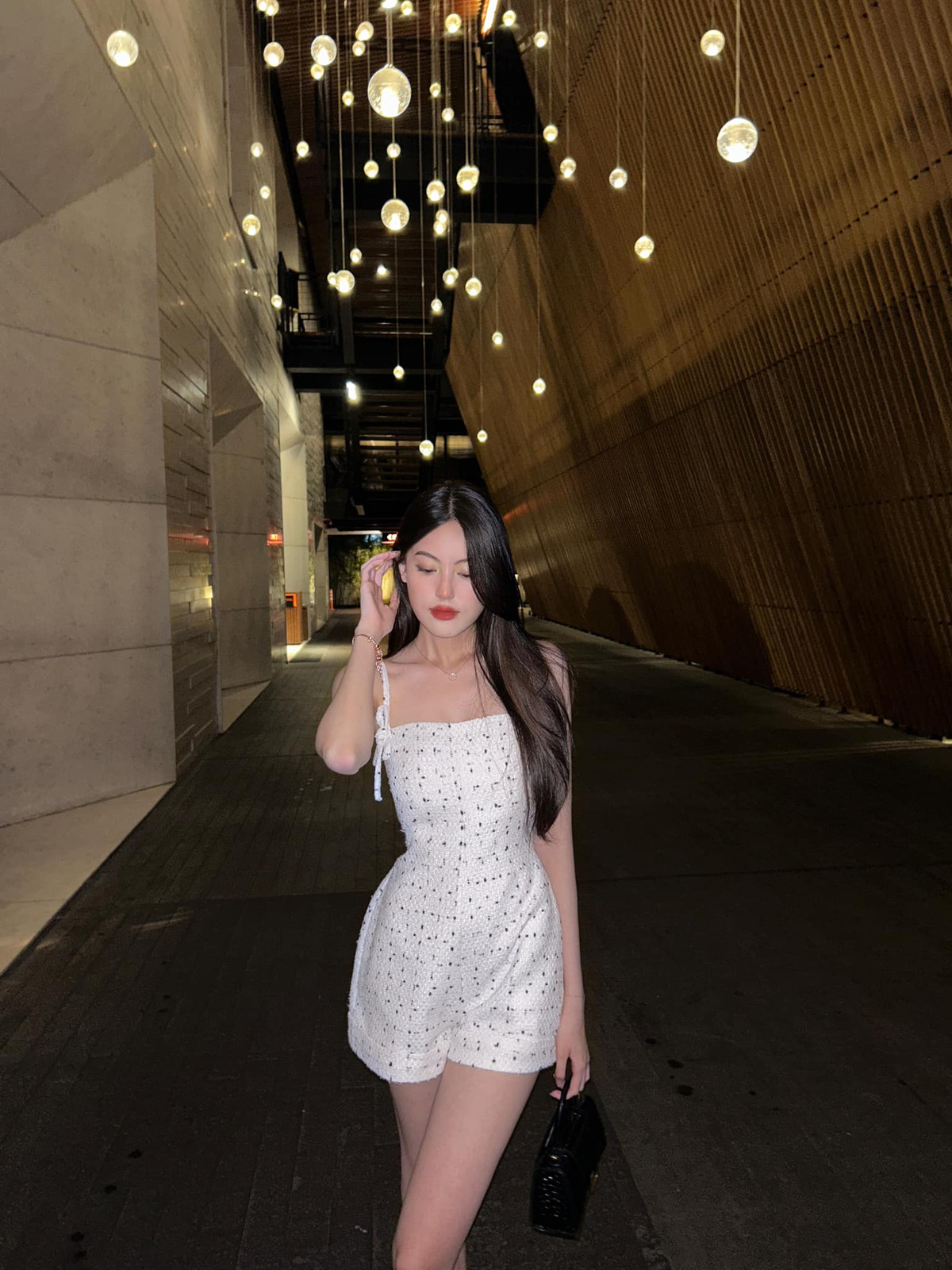 Mỹ Hàn lựa chọn theo đuổi phong cách thời trang nữ tính, sang chảnh. Các trang phục được cô nàng mặc đa phần đều là váy có họa tiết đơn giản và được cắt xẻ tinh tế. Nữ sinh ít khi xuất hiện với hình ảnh gợi cảm, quyến rũ giống như nhiều hot girl khác.