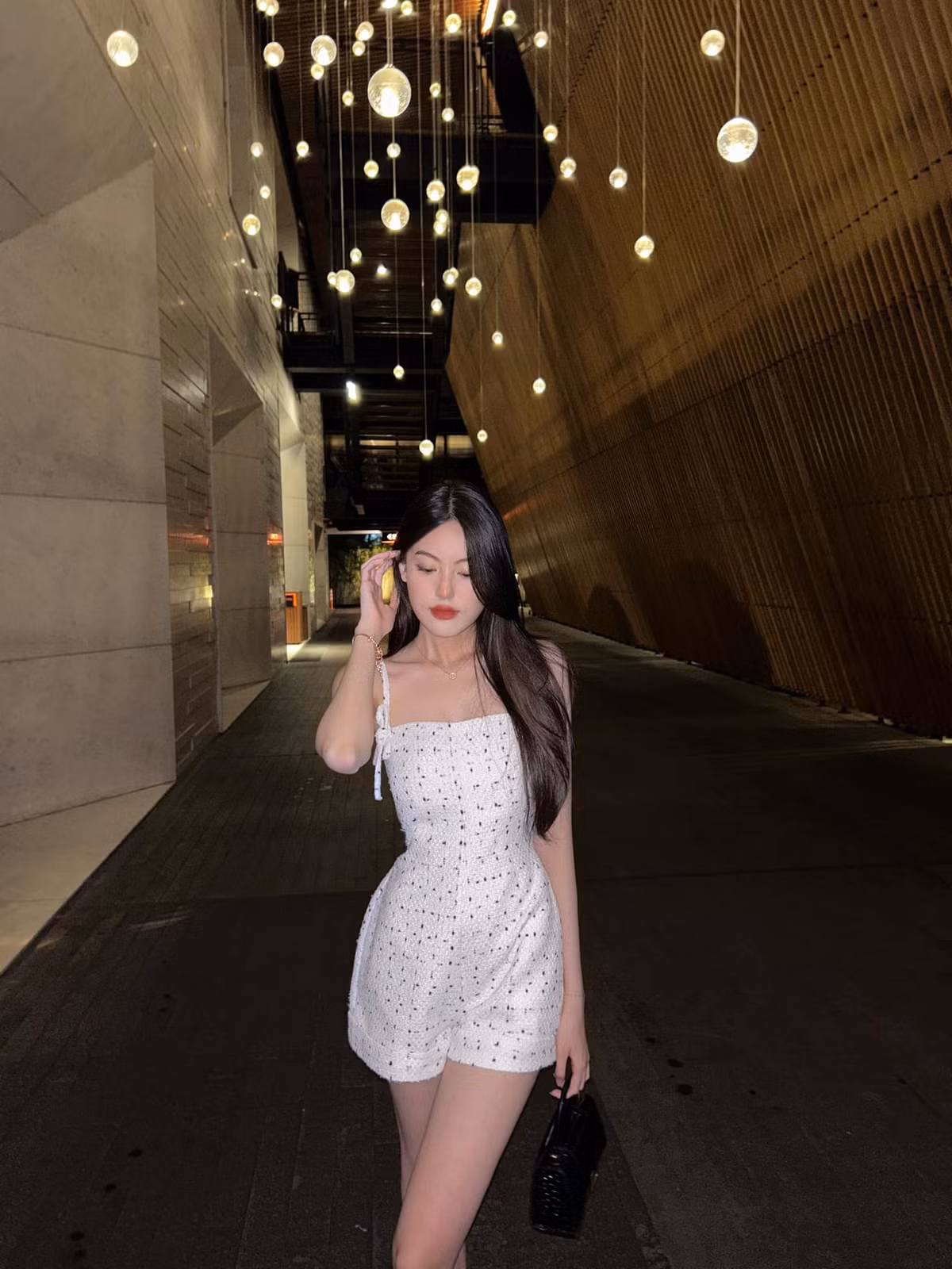 Mỹ Hàn lựa chọn theo đuổi phong cách thời trang nữ tính, sang chảnh. Các trang phục được cô nàng mặc đa phần đều là váy có họa tiết đơn giản và được cắt xẻ tinh tế. Nữ sinh ít khi xuất hiện với hình ảnh gợi cảm, quyến rũ giống như nhiều hot girl khác.