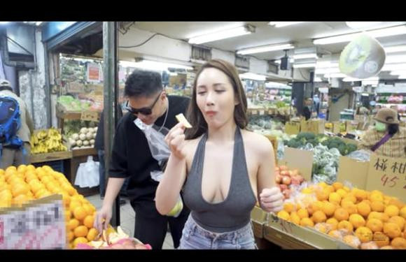 Khi cô cúi xuống lựa quả, thì vòng một căng đầy trễ nải của cô gái như muốn rơi ra ngoài.