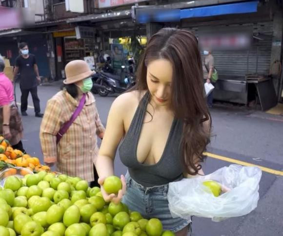 Khi đi chợ hoa quả, anh chàng dẫn một cô gái cùng đi chợ mua trái cây để tăng lượt xem cho clip của mình.