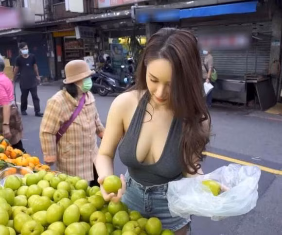 Khi đi chợ hoa quả, anh chàng dẫn một cô gái cùng đi chợ mua trái cây để tăng lượt xem cho clip của mình.