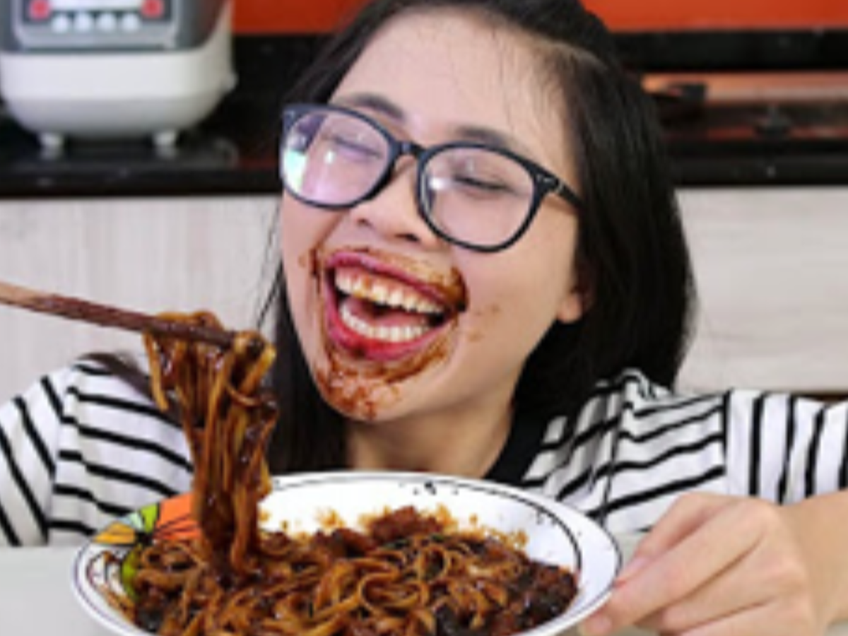 "Cái này không giúp mặt mình nhỏ ngay lập tức giống phẫu thuật nhưng nó sẽ làm cho mặt chị nhỏ lại dần dần. Nếu mỗi ngày các em đều nhìn thấy chị thì chắc chắn các em sẽ không nhận ra nhưng do chị lặn đi trong khoảng thời gian 2 tháng liền nên khi chị xuất hiện lại thì các em thấy rất là lạ", Thơ Nguyễn giải thích thêm.