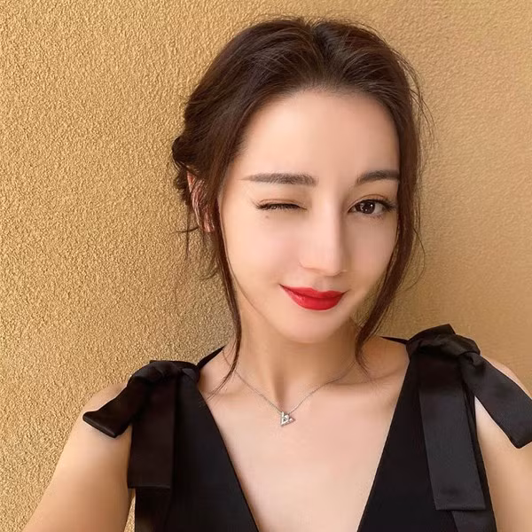 Địch Lệ Nhiệt Ba được xem là mỹ nhân hàng đầu ở làng giải trí Hoa ngữ. Để có nhan sắc lẫn làn da đẹp như thế này, cô có bí quyết riêng.