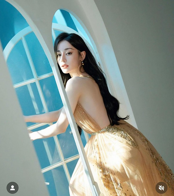 Trong một lần trả lời phỏng vấn, Địch Lệ Nhiệt Ba đã tiết lộ rằng, cô có thói quen dùng sữa ấm để massage da sau khi rửa mặt.