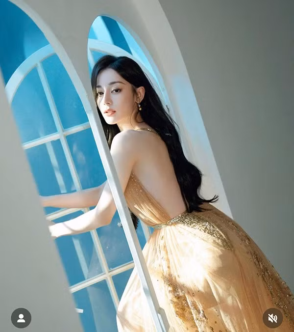 Trong một lần trả lời phỏng vấn, Địch Lệ Nhiệt Ba đã tiết lộ rằng, cô có thói quen dùng sữa ấm để massage da sau khi rửa mặt.