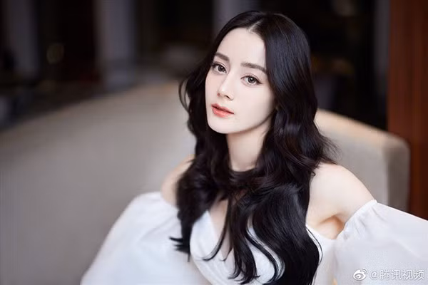 Ngay cả khi không có lịch trình hoạt động và chỉ ở trong nhà, mỹ nhân Tân Cương vẫn thoa kem chống nắng đầy đủ.