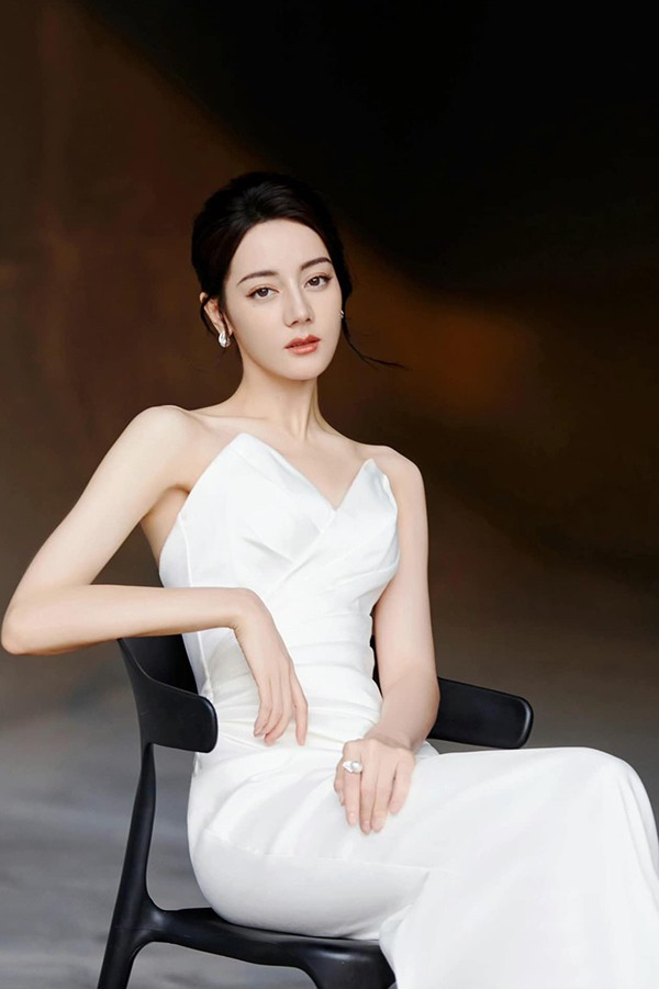 Bên cạnh việc dưỡng da, Địch Lệ Nhiệt Ba còn duy trì thói quen thoa kem chống nắng đều đặn trước khi trang điểm.