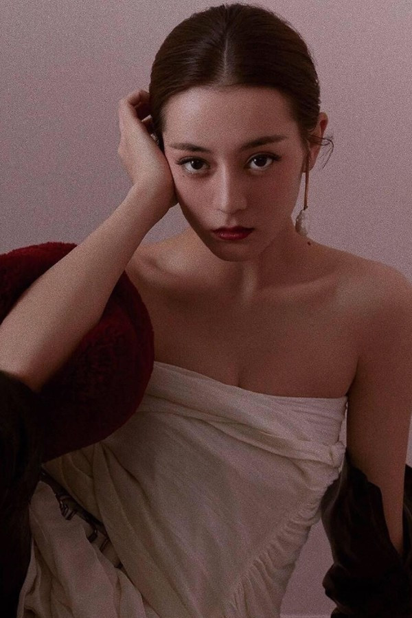 Địch Lệ Nhiệt Ba duy trì thói quen thực hiện quy trình cấp ẩm cơ bản cho da hàng ngày. Ngoài ra, mỹ nhân Tân Cương đắp mặt nạ 3 lần/ngày - trước khi trang điểm, nghỉ giữa giờ và buổi tối.