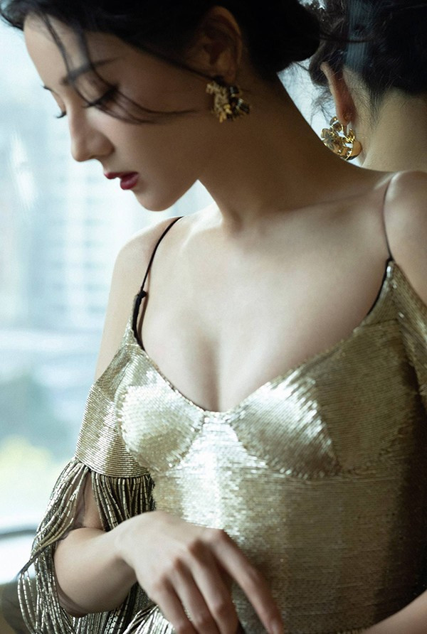 Những lúc phải làm việc dưới trời nắng, mỹ nữ Tân Cương sẽ đắp khăn ướt trong khoảng vài phút để hạ nhiệt và cấp ẩm tức thì cho da.