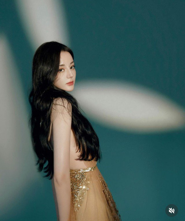 Khi phải ra ngoài, Địch Lệ Nhiệt Ba luôn mang theo xịt chống nắng, sử dụng sau mỗi 2 - 3 giờ để bảo vệ da tối đa.