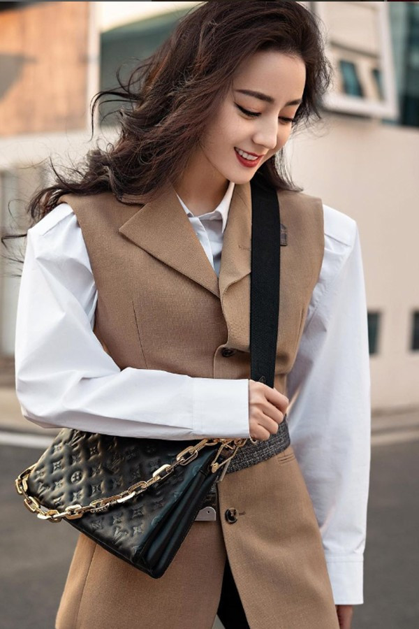 Theo tìm hiểu, Địch Lệ Nhiệt Ba đắp mặt nạ 3 lần một ngày. Theo đó, sau bước làm sạch và massage da với sữa ấm, mỹ nhân Tân Cương bắt đầu quy trình dưỡng ẩm.