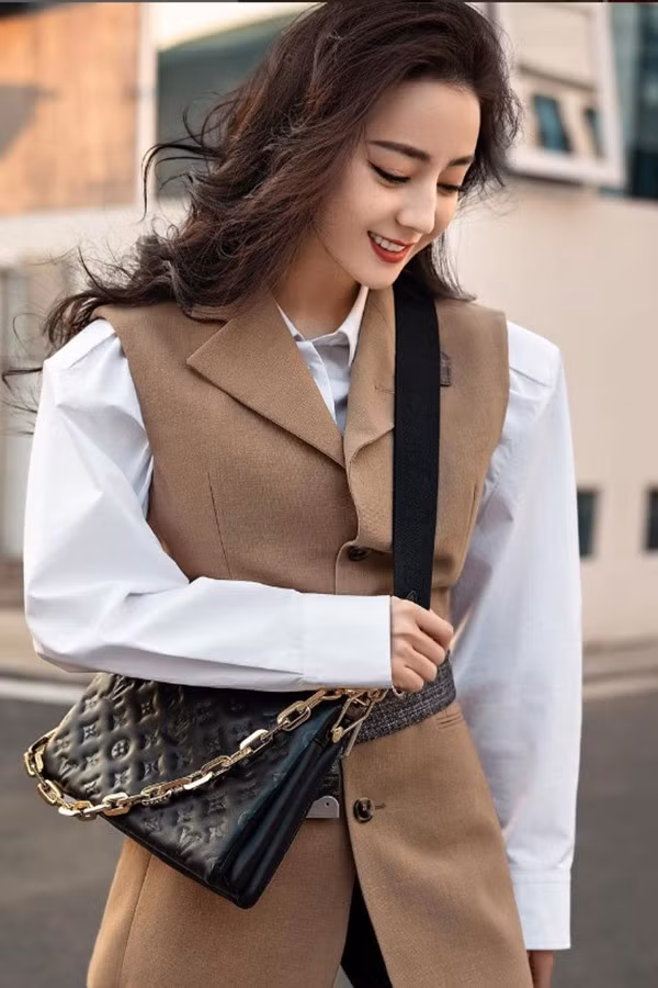 Theo tìm hiểu, Địch Lệ Nhiệt Ba đắp mặt nạ 3 lần một ngày. Theo đó, sau bước làm sạch và massage da với sữa ấm, mỹ nhân Tân Cương bắt đầu quy trình dưỡng ẩm.