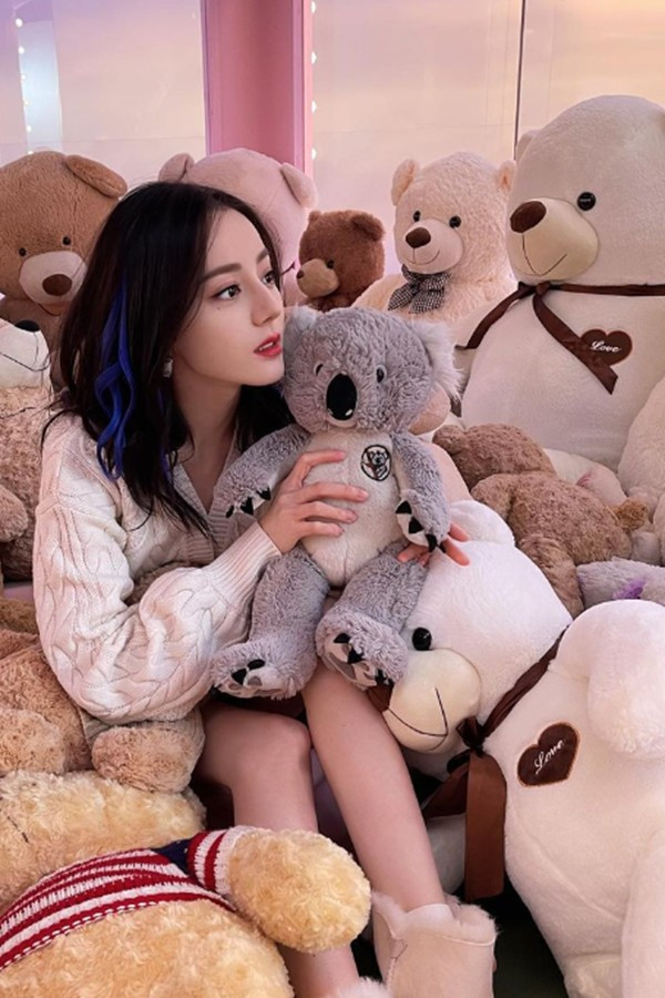 Dân mạng Trung Quốc phát hiện Địch Lệ Nhiệt Ba đắp mặt nạ kể cả khi đi dạo ngoài đường.