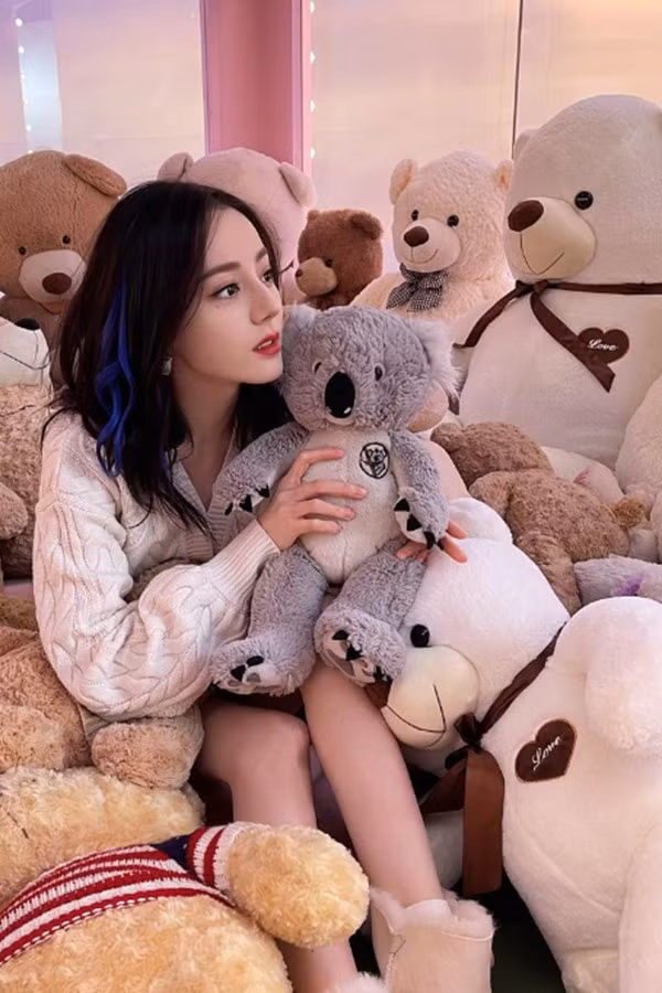 Dân mạng Trung Quốc phát hiện Địch Lệ Nhiệt Ba đắp mặt nạ kể cả khi đi dạo ngoài đường.