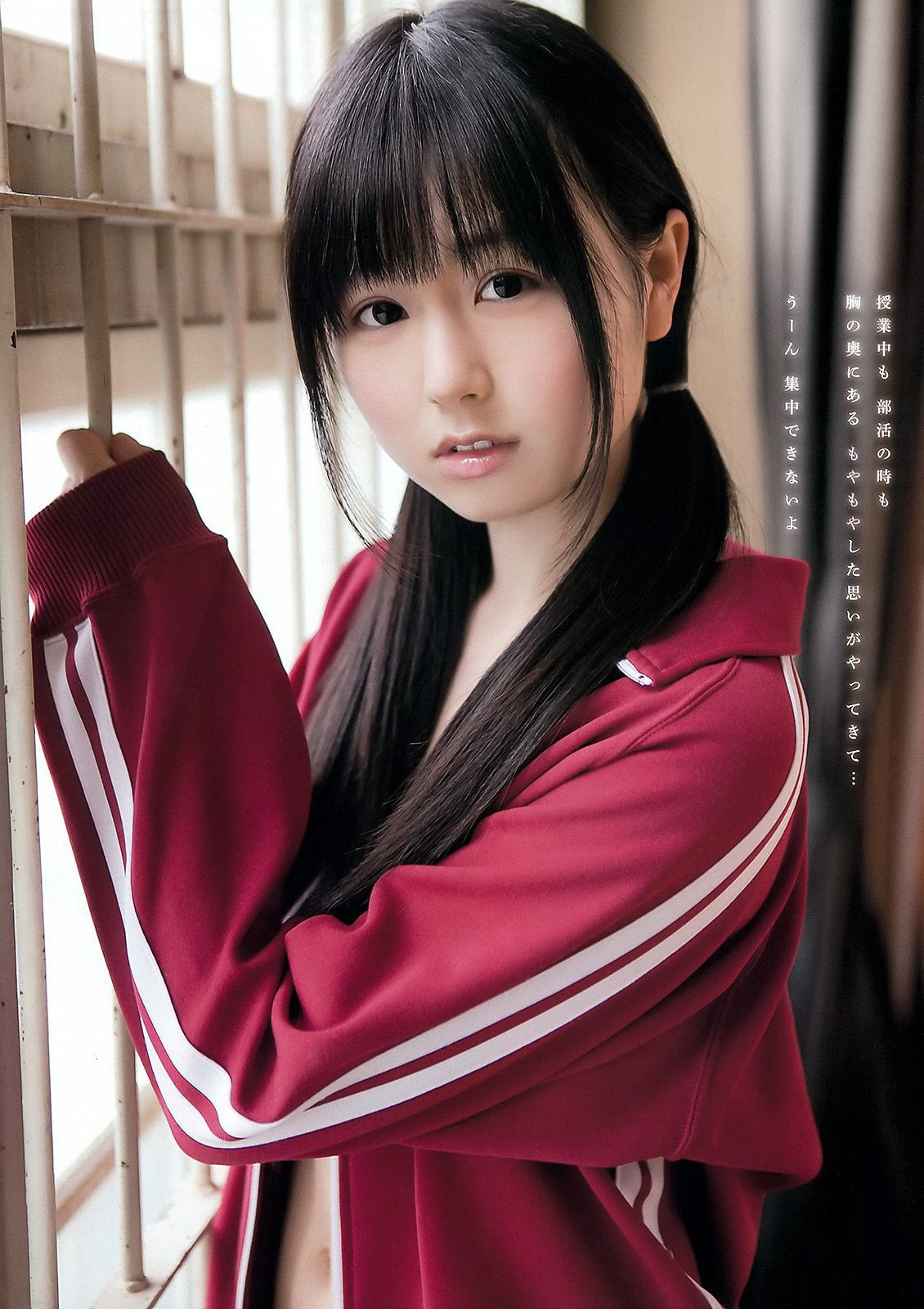 Emi từng không ít lần làm dân tình sốt xình xịch với những khoảnh khắc phô diễn hình thể vô cùng táo bạo, quyến rũ.