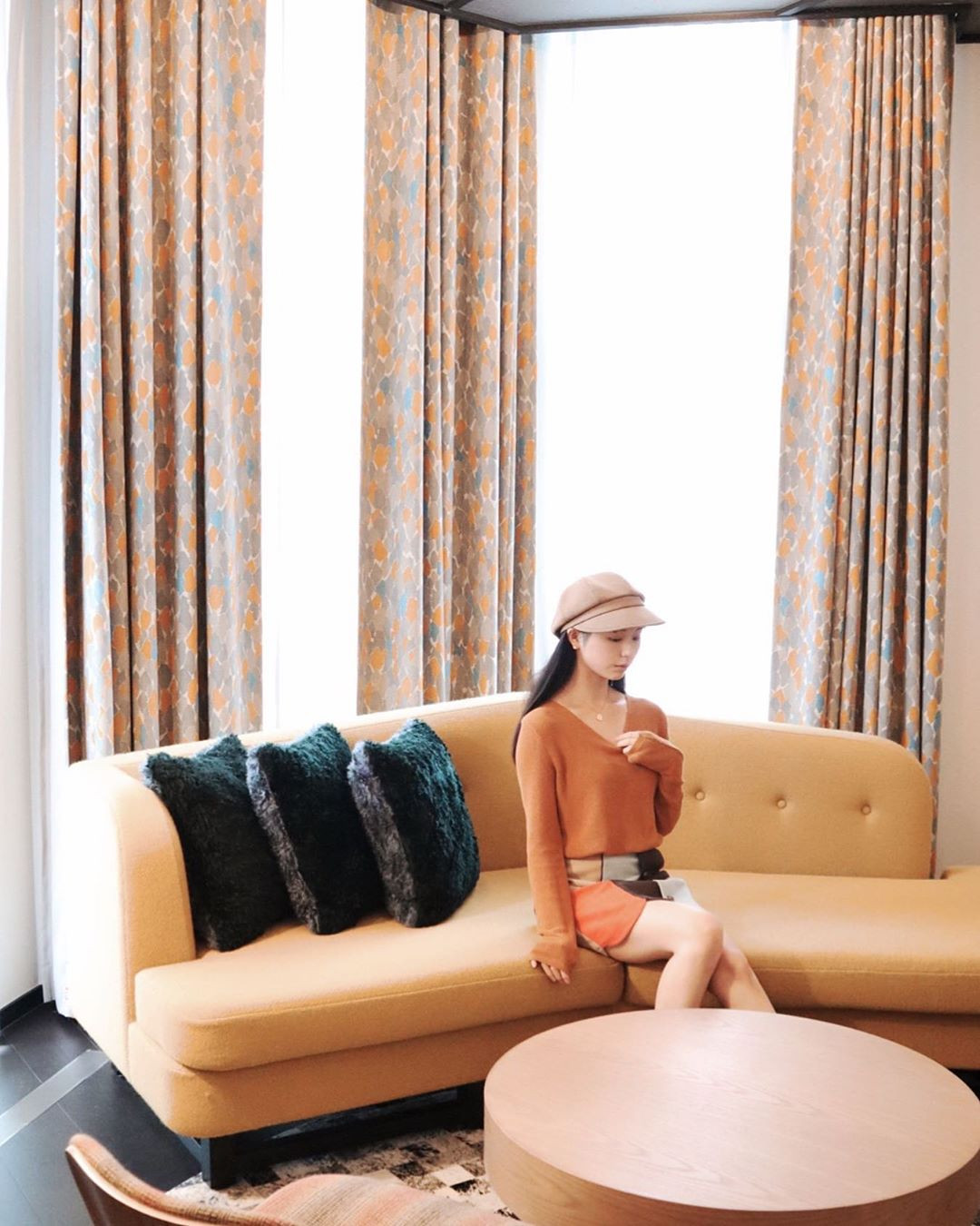 Nhờ luôn tập luyện siêng năng mà Emi đã xuất sắc giữ được thân hình thon gọn với ba vòng nở nang, đầy bốc lửa.