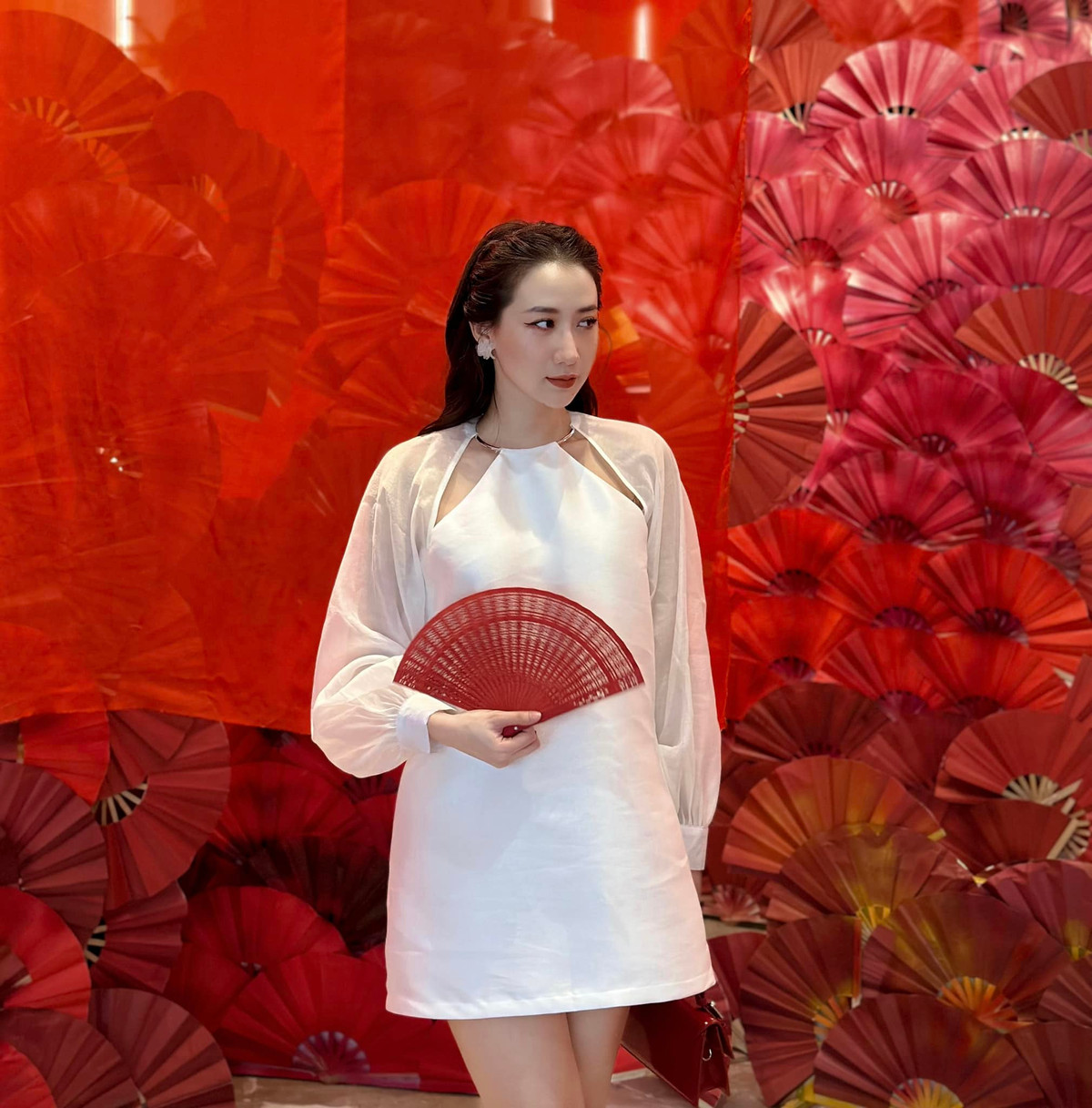 Trong khi em gái Nga Anh đi theo hình tượng dịu dàng, nữ tính thì Kiều Ly lại nổi tiếng với phong cách thời trang cá tính, gợi cảm.